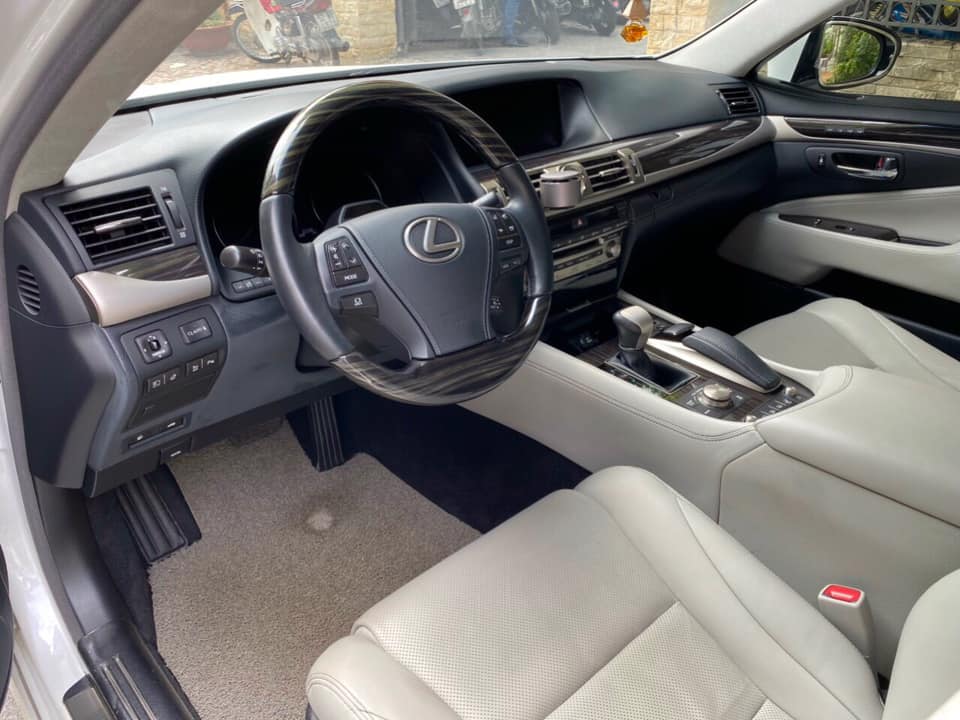 Giữ giá như Lexus LS 460L: 8 năm tuổi vẫn rao bán 3,5 tỷ đồng, ODO chỉ 2.600km/năm - Ảnh 3.