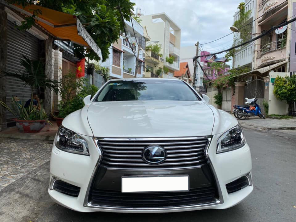 Giữ giá như Lexus LS 460L: 8 năm tuổi vẫn rao bán 3,5 tỷ đồng, ODO chỉ 2.600km/năm - Ảnh 1.
