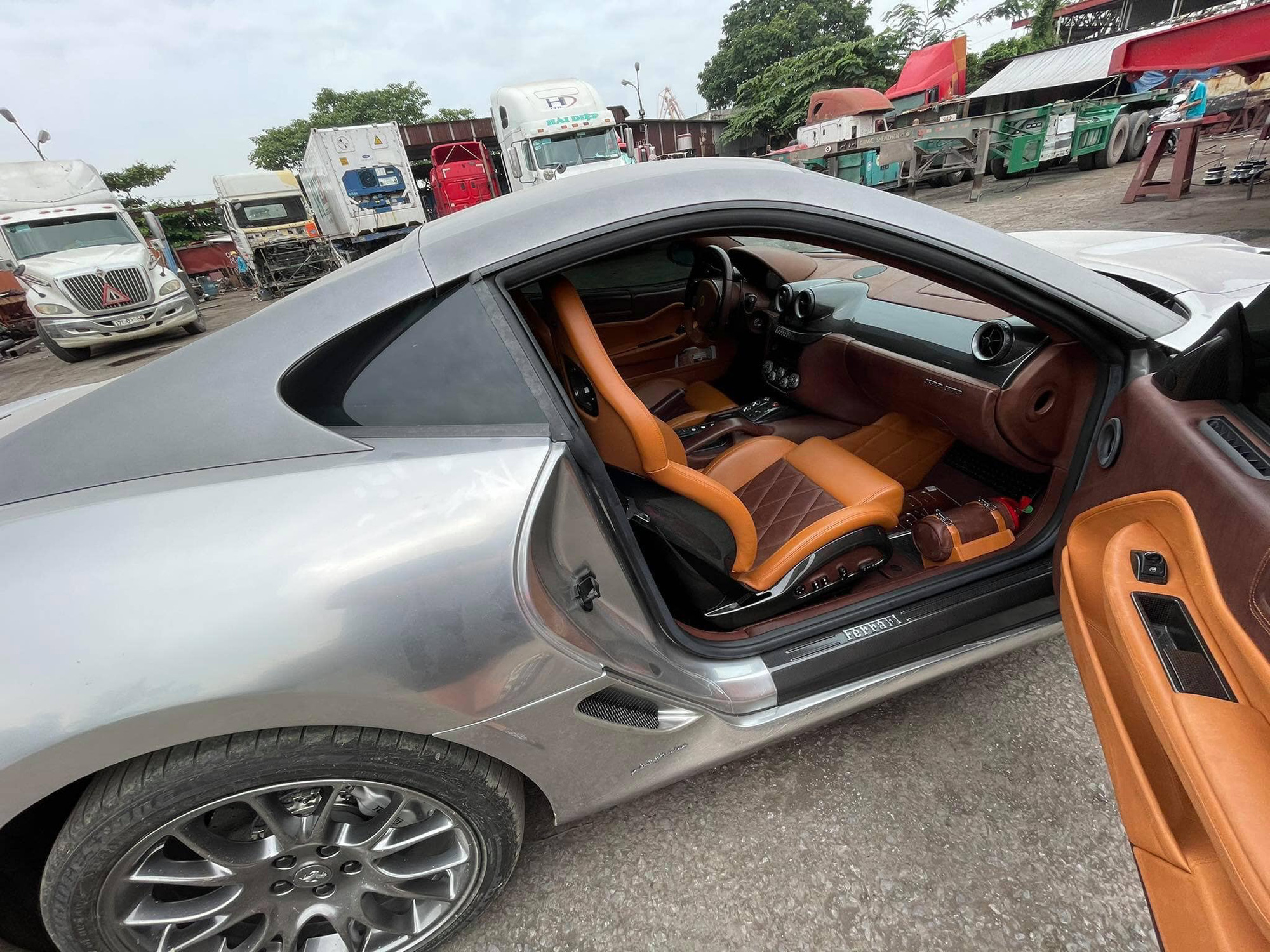 Xuất hiện nhiều hình ảnh cho thấy Ferrari 599 GTB vừa về Việt Nam có những trang bị lạ lùng, khác chiếc từng của đại gia cà phê Đặng Lê Nguyên Vũ - Ảnh 4.