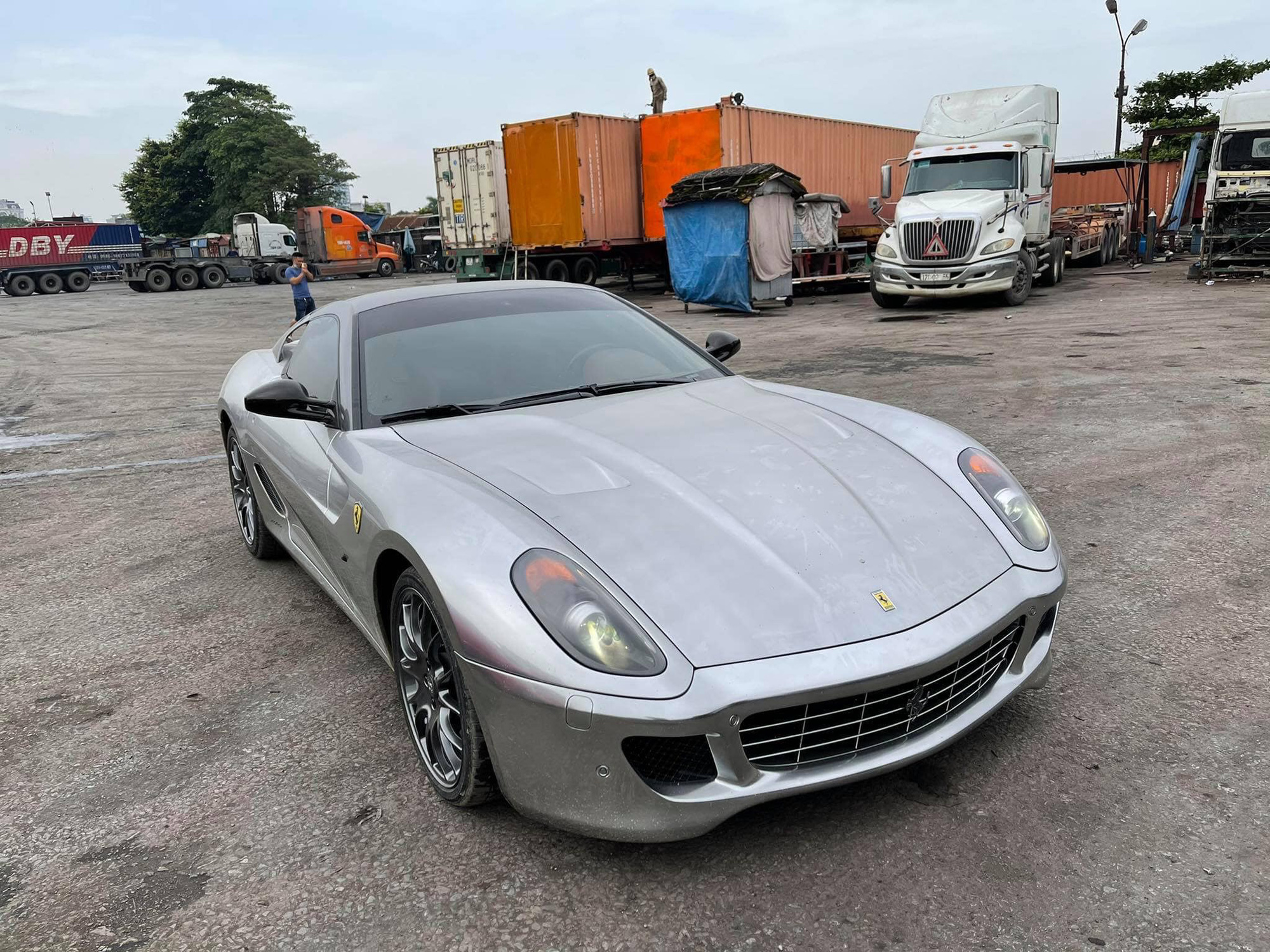 Xuất hiện nhiều hình ảnh cho thấy Ferrari 599 GTB vừa về Việt Nam có những trang bị lạ lùng, khác chiếc từng của đại gia cà phê Đặng Lê Nguyên Vũ - Ảnh 2.