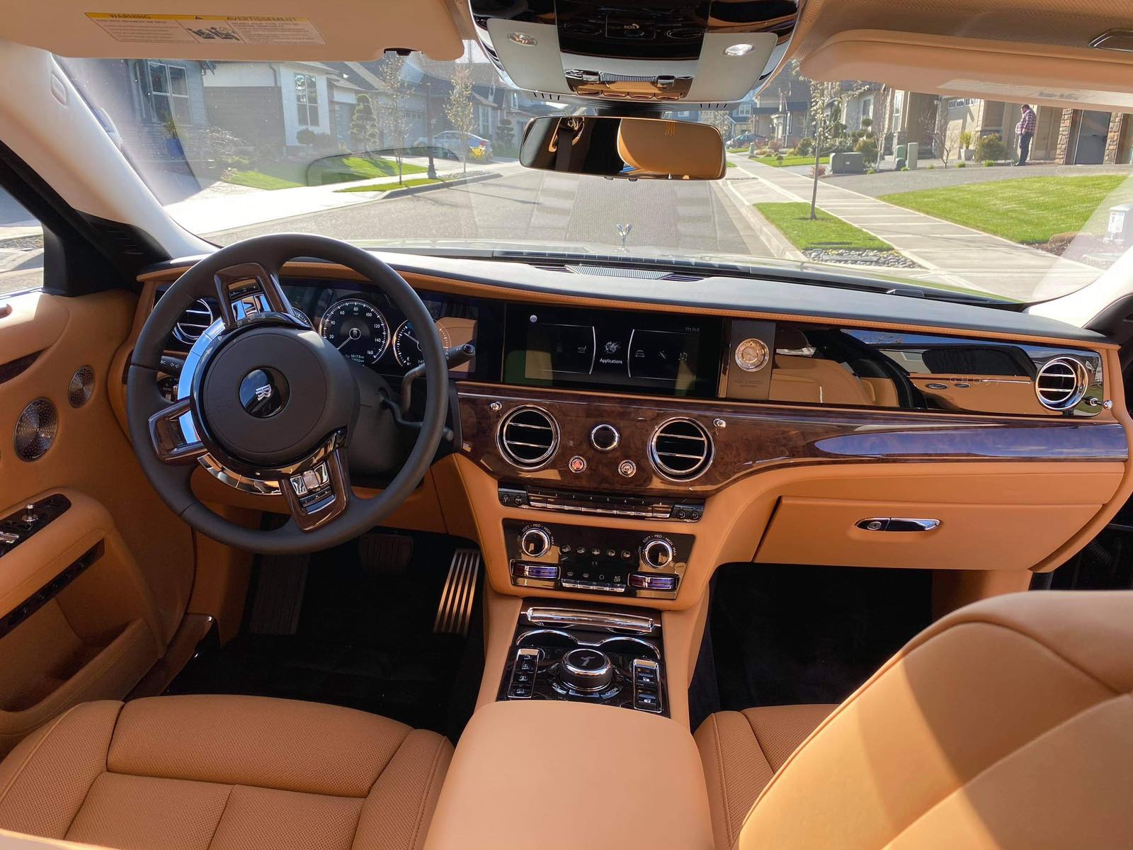 Khui công Rolls-Royce Ghost EWB 2021 đầu tiên Việt Nam: Giá bán gây tò mò, thiết kế gần giống Phantom VIII - Ảnh 4.