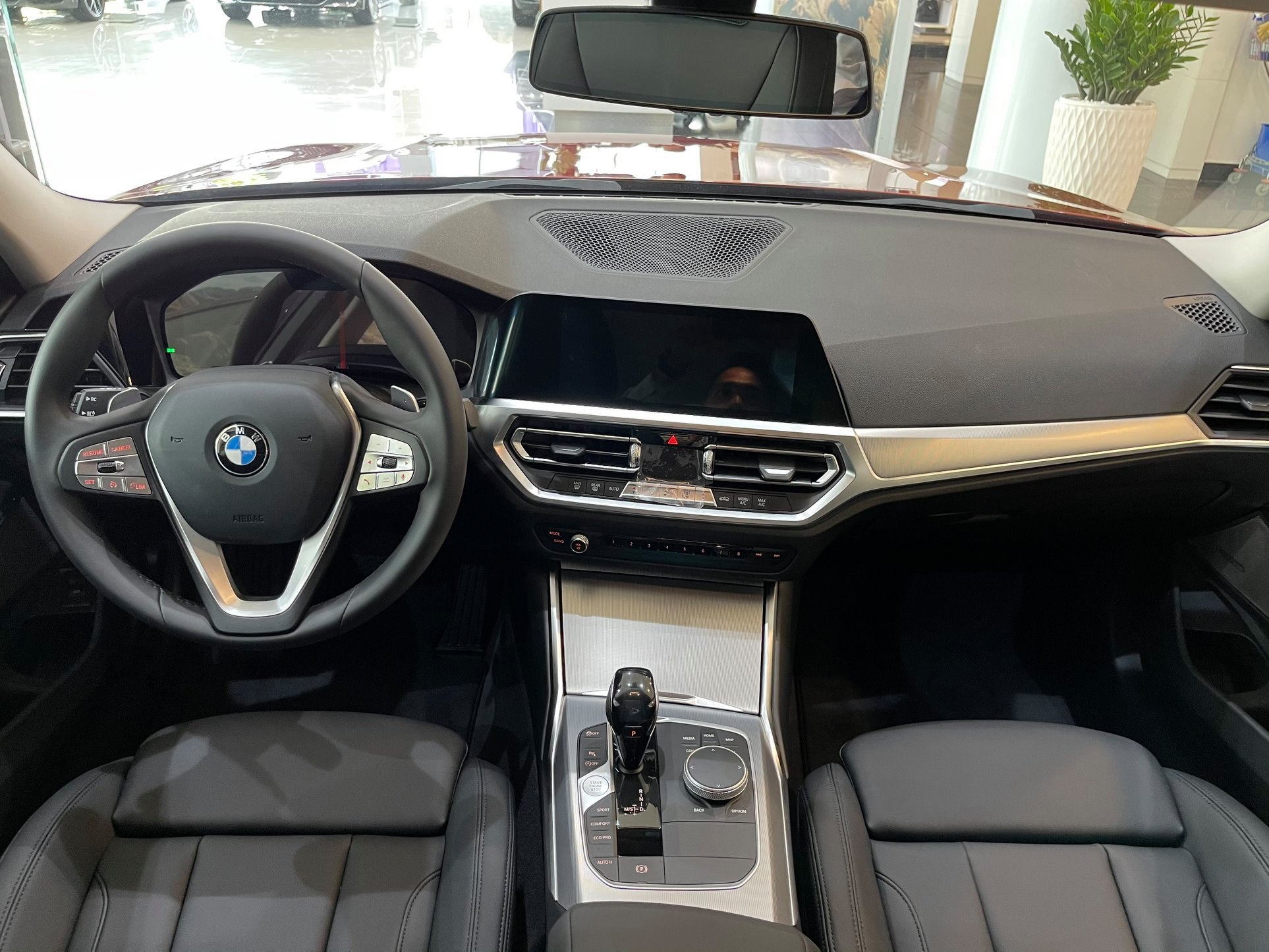 BMW 3-Series giảm giá 190 triệu đồng tại đại lý, rút ngắn khoảng cách giá đấu Mercedes-Benz C-Class - Ảnh 4.