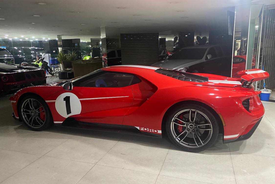 Ford GT thứ hai cập bến showroom siêu xe đình đám Sài Gòn, chung nhà với chiếc đầu tiên về nước - Ảnh 1.