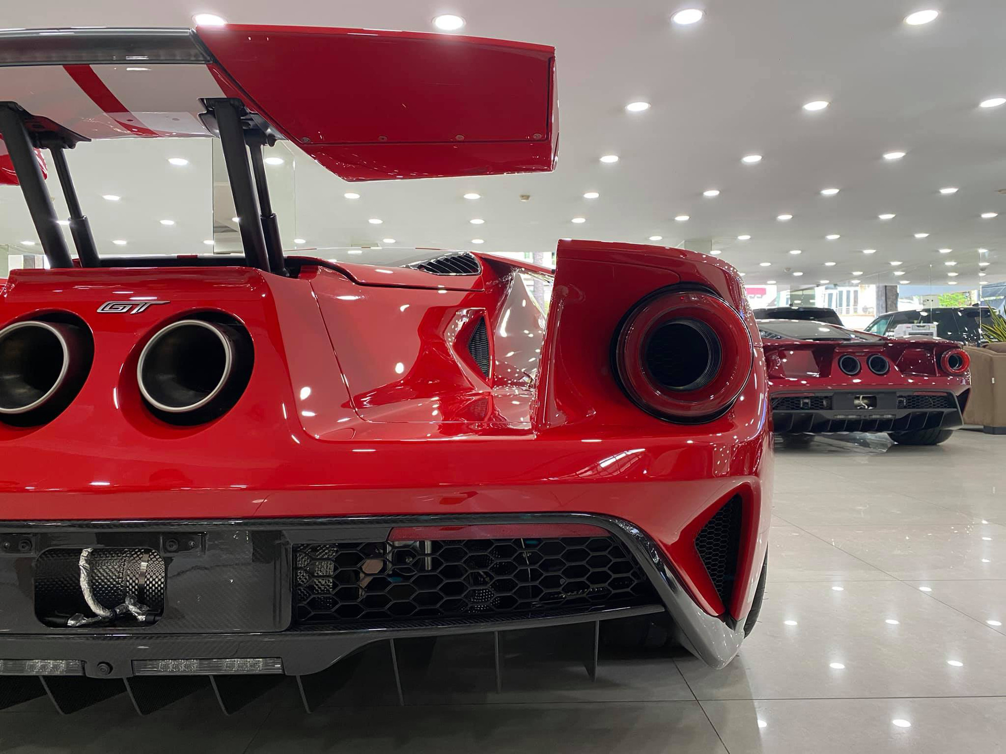Ford GT thứ hai cập bến showroom siêu xe đình đám Sài Gòn, chung nhà với chiếc đầu tiên về nước - Ảnh 3.