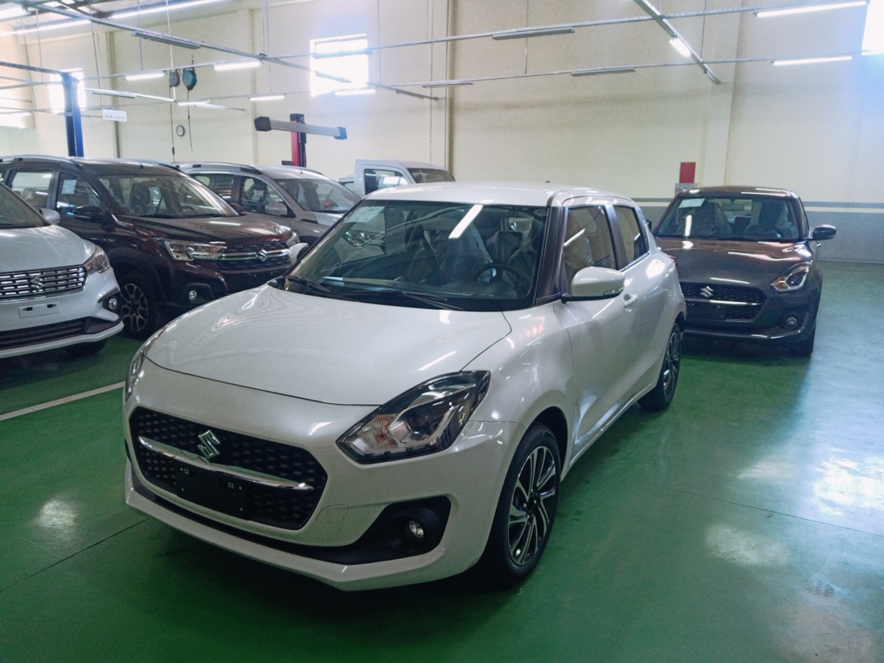 Suzuki Swift 2021 ồ ạt về đại lý: Giá 550 triệu đồng, gây sức ép lên Toyota Yaris và Mazda2 - Ảnh 1.