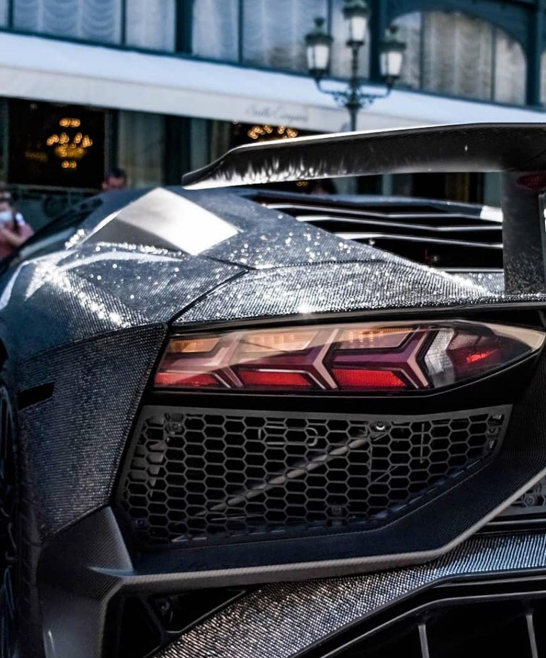 Lamborghini Aventador đính 2 triệu viên pha lê của nữ người mẫu 28 tuổi tái xuất trên đường phố - Ảnh 6.