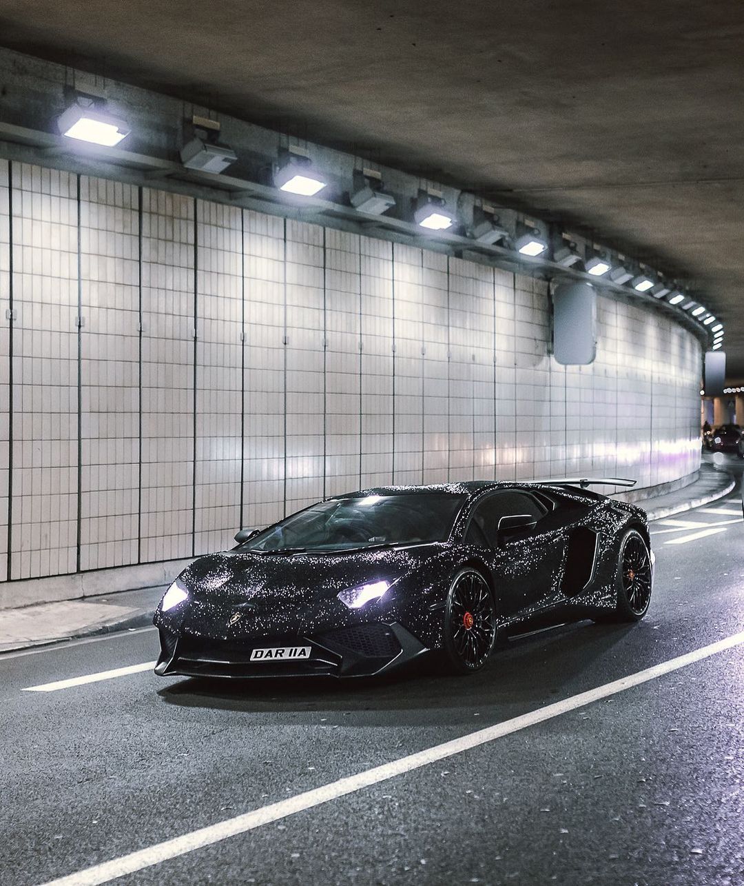 Lamborghini Aventador đính 2 triệu viên pha lê của nữ người mẫu 28 tuổi tái xuất trên đường phố - Ảnh 1.