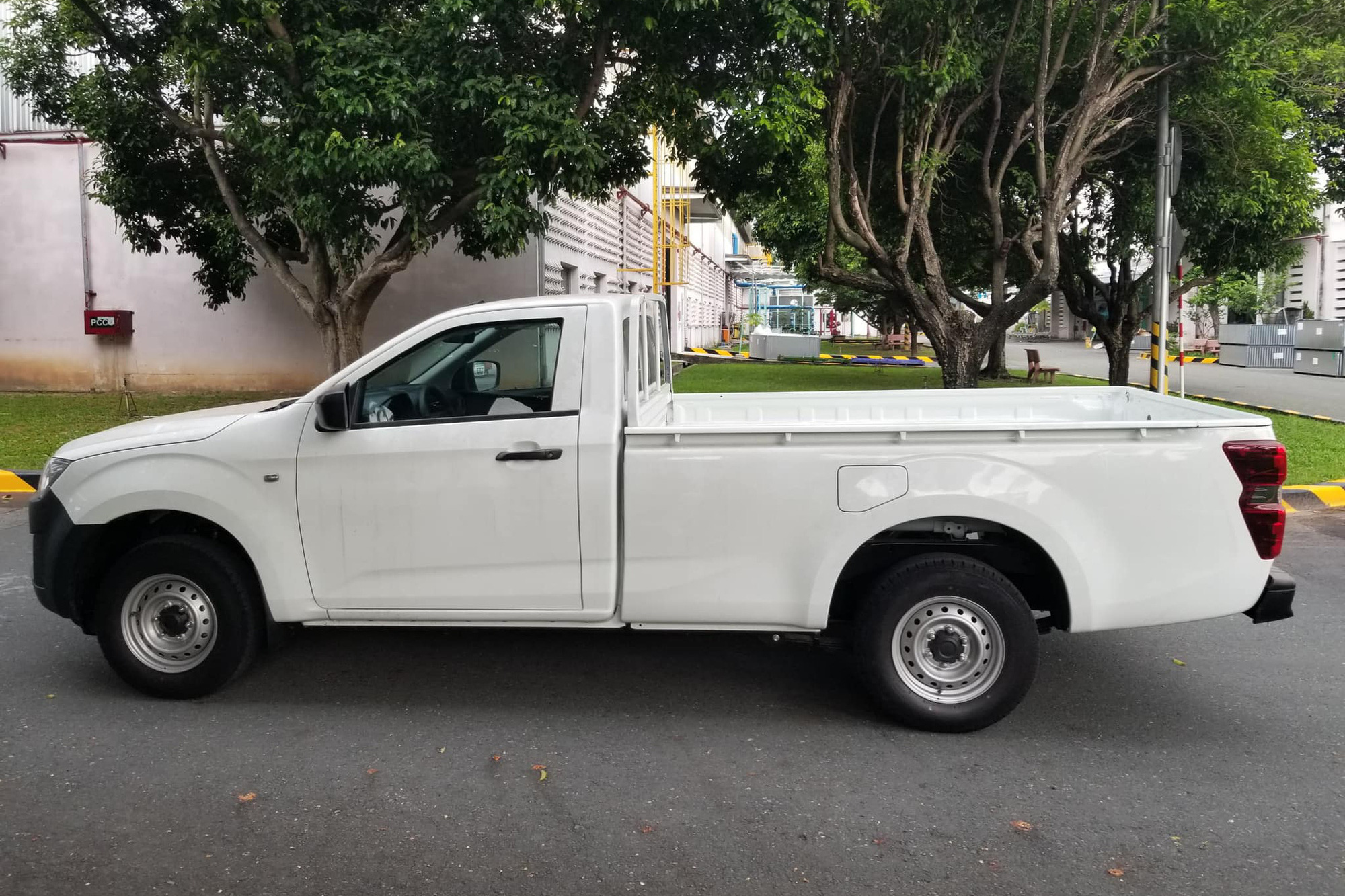 Isuzu D-Max 2021 bản 2 cửa mở bán tại Việt Nam: Giá 399 triệu, ưu đãi 40 triệu, rẻ nhất phân khúc, cạnh tranh Ford Ranger - Ảnh 4.