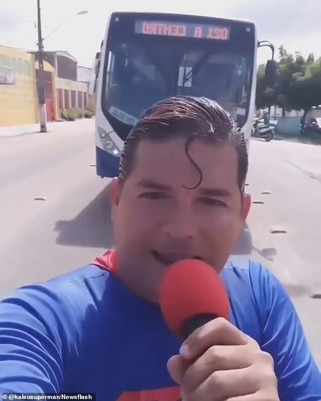 Ăn mặc như Superman rồi ra đường diễn trò, vlogger bị tông trúng khi đang cố chặn xe bus bằng tay - Ảnh 2.