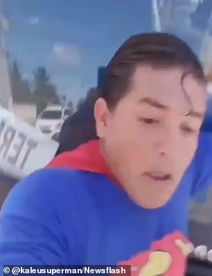 Ăn mặc như Superman rồi ra đường diễn trò, vlogger bị tông trúng khi đang cố chặn xe bus bằng tay - Ảnh 4.