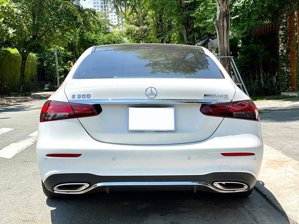 Mercedes-Benz E 300 AMG thế hệ mới đầu tiên bán lại: Giá 3,1 tỷ đồng, ODO vỏn vẹn 2.000km - Ảnh 2.