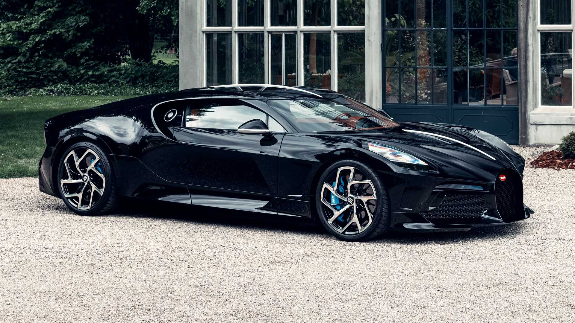 Hoàn thiện Bugatti La Voiture Noire: Giá quy đổi 308 tỷ, nếu về nước có