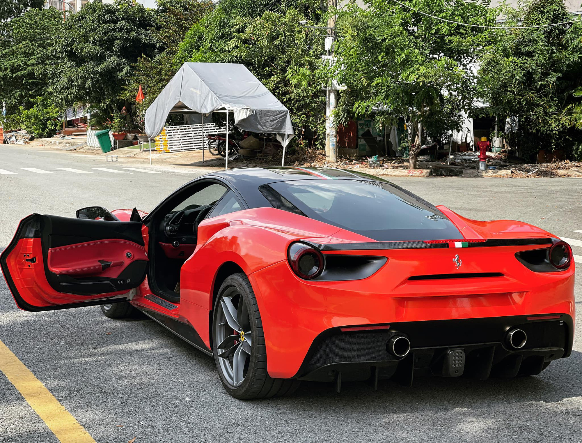 Ferrari 488 GTB hàng độc tại Việt Nam về tay vợ chồng Hoa hậu Áo dài, ngoại thất được thay đổi cực bắt mắt - Ảnh 4.