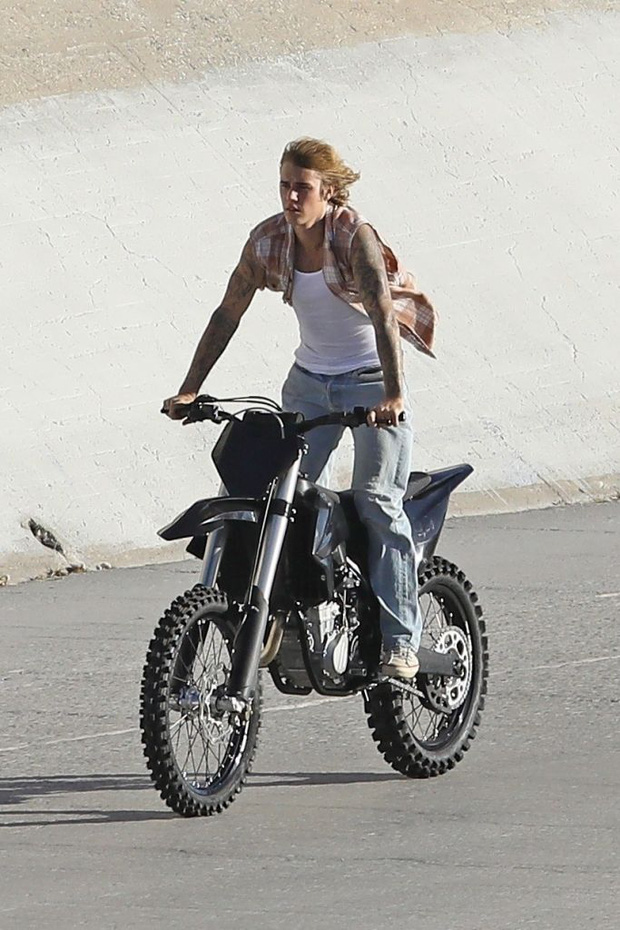 Hot rần rần hình ảnh Justin Bieber cởi trần phóng xe máy chở vợ đi chơi, nhìn tưởng bon bon giữa trời nắng Quận 1 - Ảnh 6.