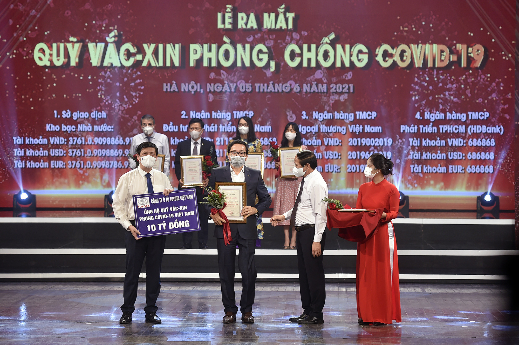 Toyota Việt Nam ủng hộ 10 tỷ đồng cho Quỹ Vaccine phòng Covid-19 - Ảnh 1.