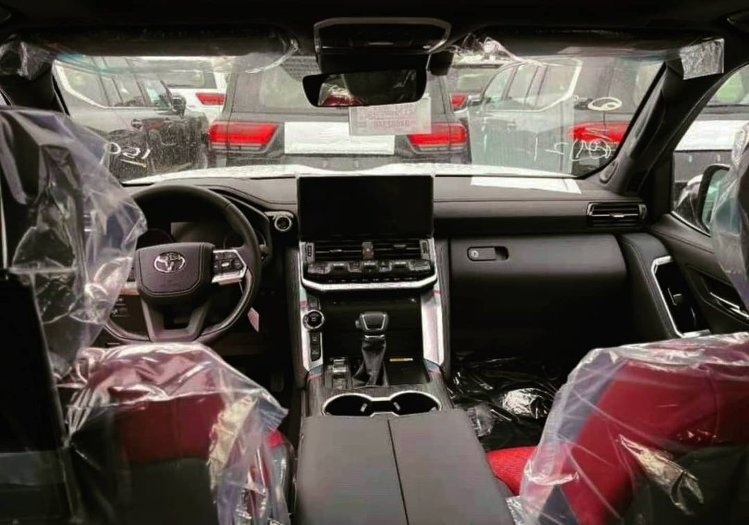 Lộ nội thất Toyota Land Cruiser 2022 trước ngày về Việt Nam: Lột xác toàn diện, bỏ cần số cây đũa quen thuộc, chảnh như xe châu Âu - Ảnh 1.