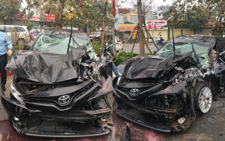 Rộ tin Toyota Camry chết đi sống lại sau cú lộn nhào chiều mùng 5 Tết - Ảnh 2. Rộ tin Toyota Camry chết đi sống lại sau cú lộn nhào chiều mùng 5 Tết - Ảnh 2.