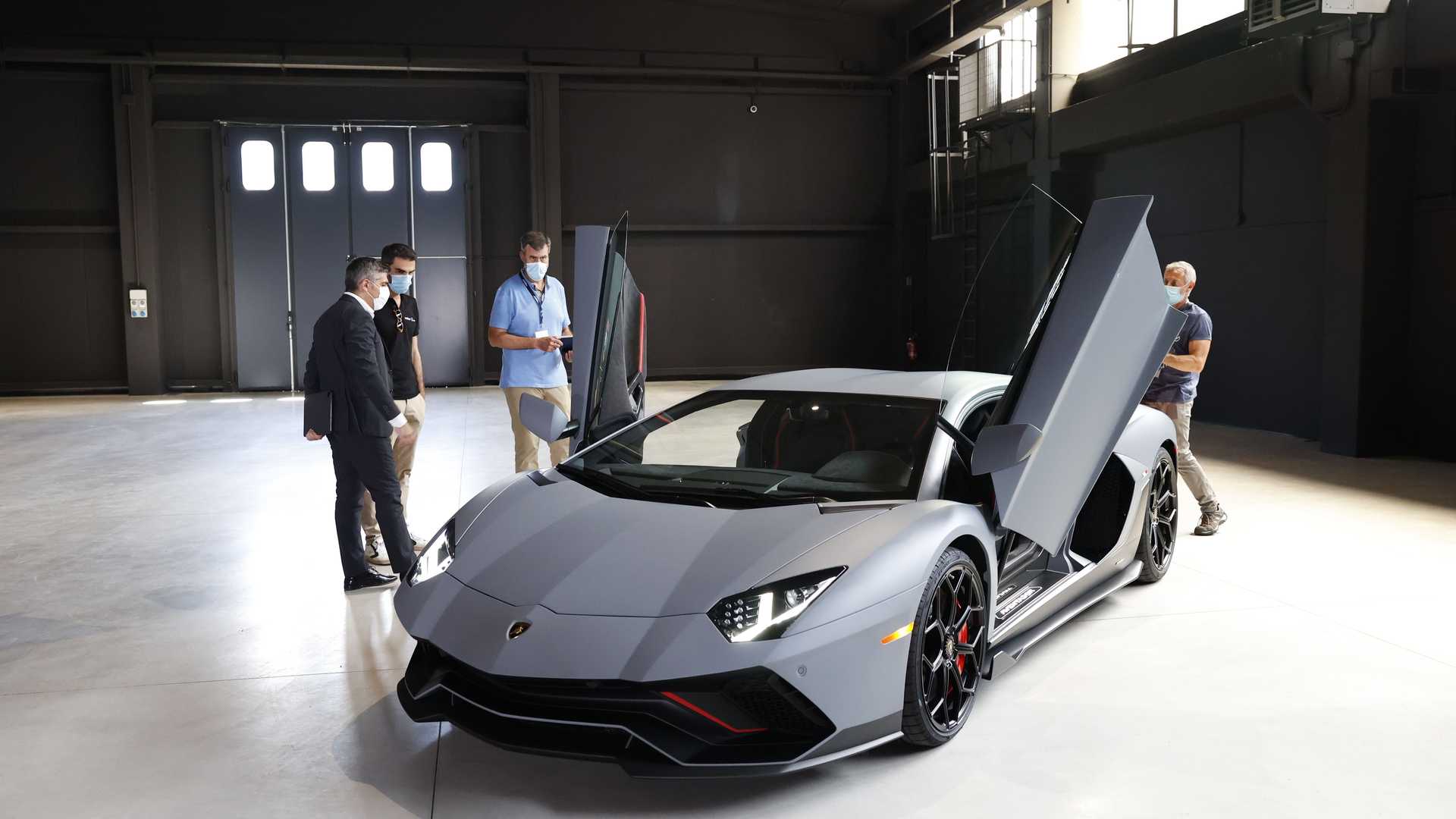 Hé lộ thông tin hậu duệ, Lamborghini Aventador Ultimae bỗng trở thành hàng  hot với số lượng giới hạn 600 chiếc