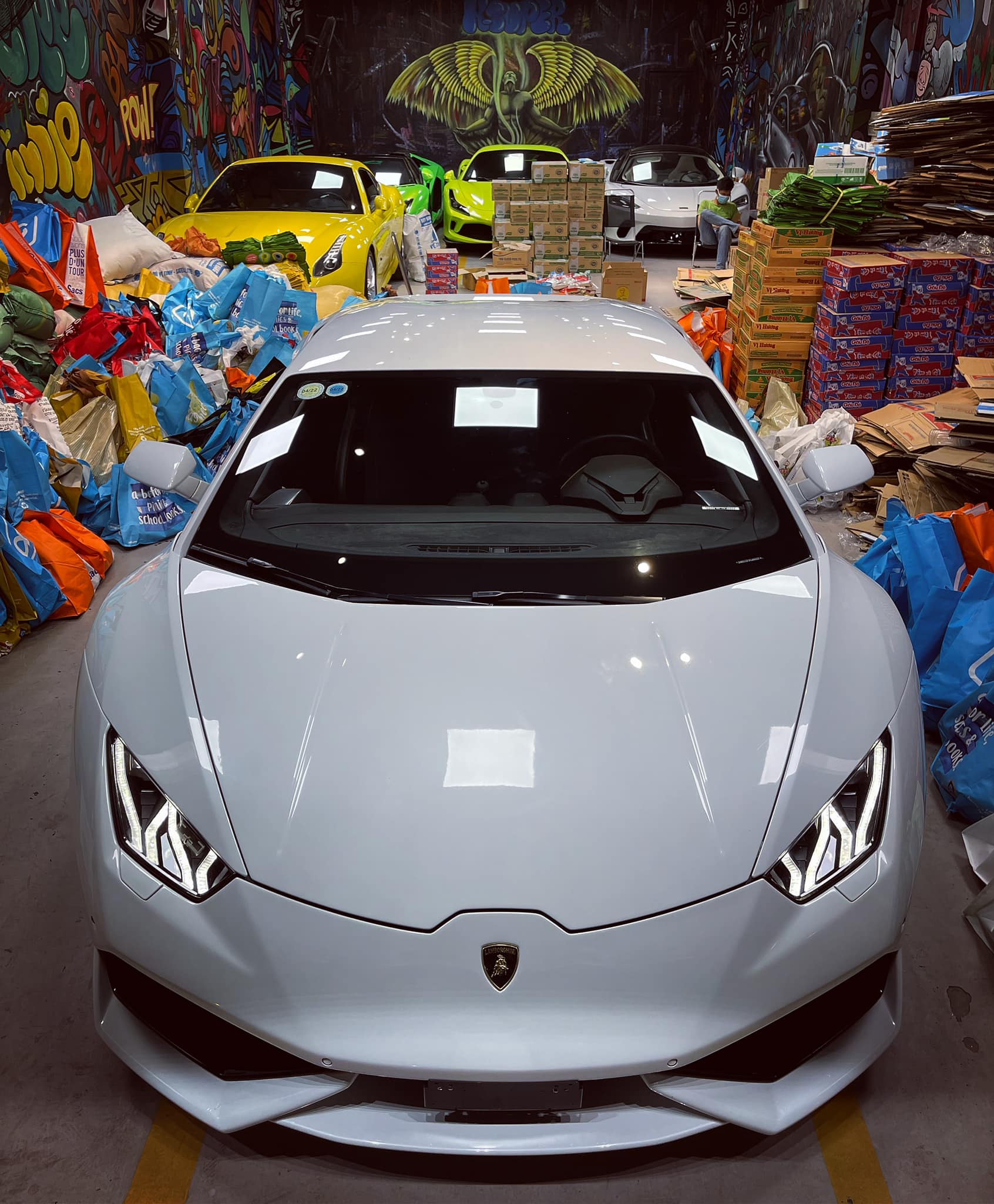 Lamborghini Huracan độc nhất Việt Nam xuất hiện trong tạp hoá ngổn ngang mì gói nhưng đây mới là sự thật phía sau - Ảnh 1.