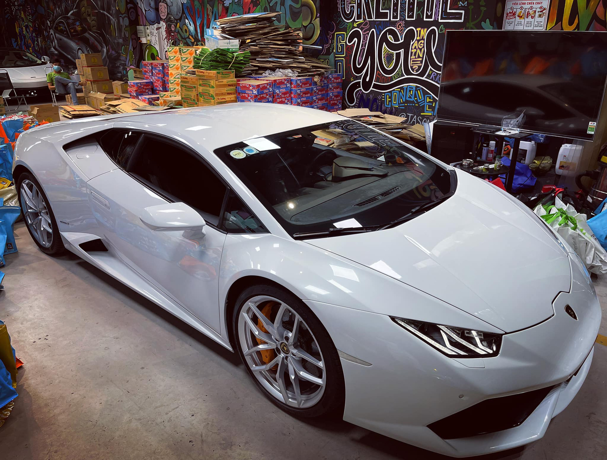 Lamborghini Huracan độc nhất Việt Nam xuất hiện trong tạp hoá ngổn ngang mì gói nhưng đây mới là sự thật phía sau - Ảnh 3.