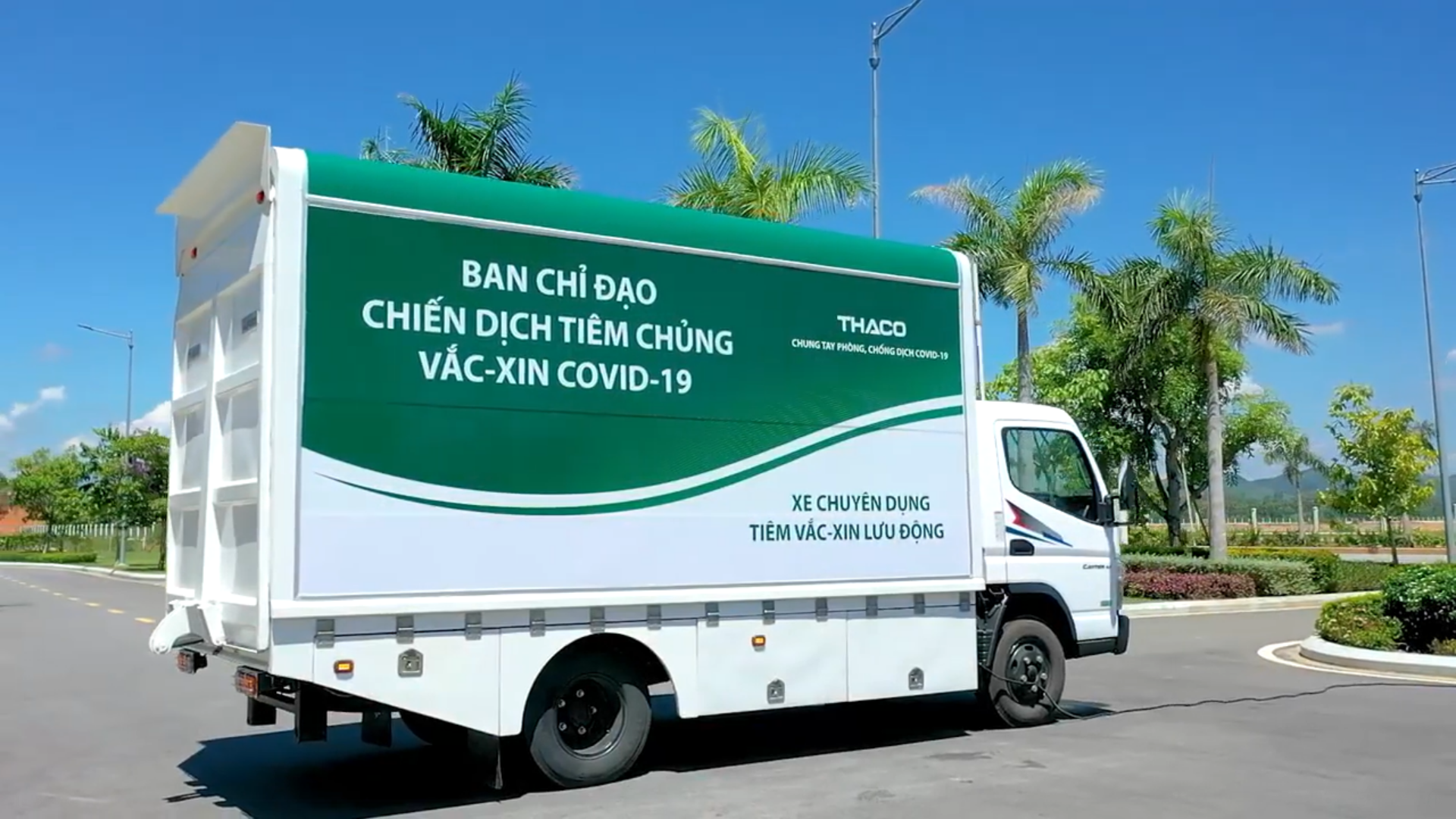 Bất ngờ trước xe tiêm vắc-xin lưu động: Cửa mở cánh chim, bàn ghế đủ cho nhiều người tiêm cùng lúc - Ảnh 2.