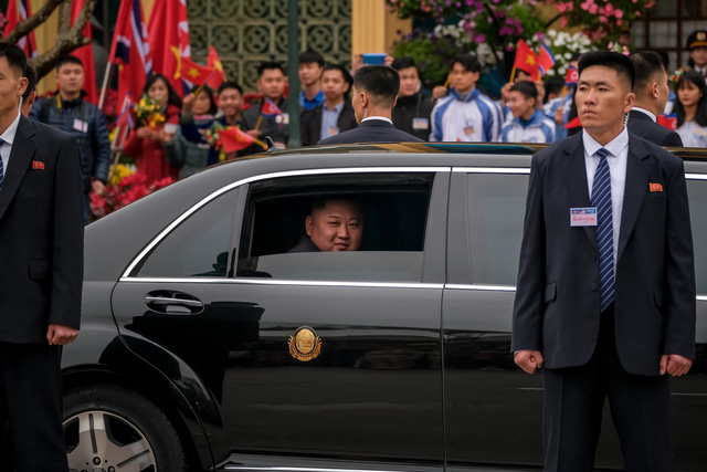 Ông Kim Jong Un ngồi xe Maybach 1,6 triệu USD, còn người Triều Tiên đi xe gì? - Ảnh 1.