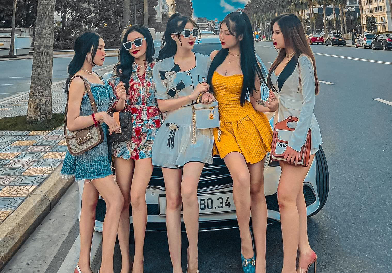 Soi giá dàn xe của hot boy, hot girl tài chính: Đủ loại Mẹc, Porsche giá từ 1,5 tỷ đến 11 tỷ đồng - Ảnh 2.