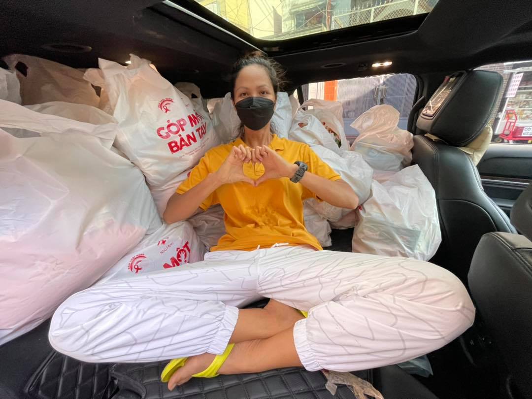 Soi xe sao Việt dùng đi cứu trợ: Diệp Lâm Anh chưng dụng Audi Q8, Mẹc GLC nhưng Hoa hậu Tiểu Vy chỉ chạy xe máy để phát gạo cho tiện - Ảnh 7.