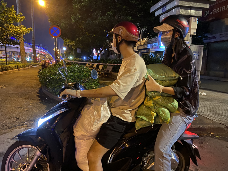 Soi xe sao Việt dùng đi cứu trợ: Diệp Lâm Anh chưng dụng Audi Q8, Mẹc GLC nhưng Hoa hậu Tiểu Vy chỉ chạy xe máy để phát gạo cho tiện - Ảnh 10.