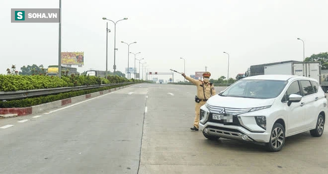 Kiểm soát 100% người và phương tiện vào Hà Nội, xe ùn tắc gần 3km tại trạm thu phí Pháp Vân - Cầu Giẽ - Ảnh 3.