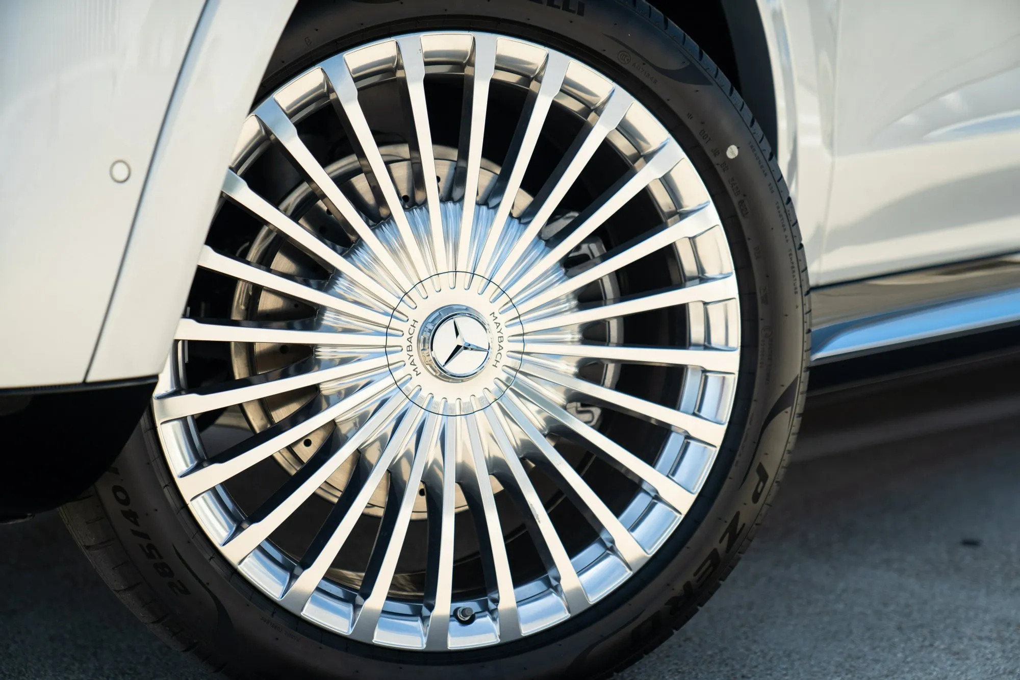 Lộ giá Mercedes-Maybach GLS 600 chính hãng - Quyết tâm hạ bệ xe tư nhân với mức giá rẻ hơn ít nhất 3,5 tỷ đồng - Ảnh 3.