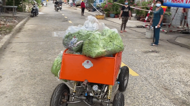Thợ Việt chế xe chở thực phẩm điều khiển từ xa, tự phun khử khuẩn lên báo ngoại - Ảnh 4.