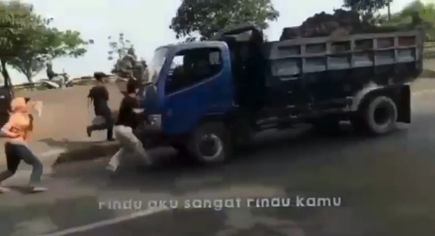 Thực hiện thử thách chặn đầu xe tải bằng tay không trên TikTok, 1 thiếu niên bị tông thiệt mạng - Ảnh 1.