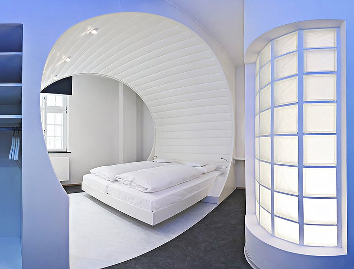 Khám phá V8 Hotel: Ngủ trên giường Mercedes-Benz, BMW, xung quanh toàn đồ cho hội cuồng xe - Ảnh 11.