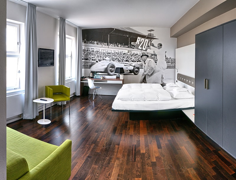 Khám phá V8 Hotel: Ngủ trên giường Mercedes-Benz, BMW, xung quanh toàn đồ cho hội cuồng xe - Ảnh 15.