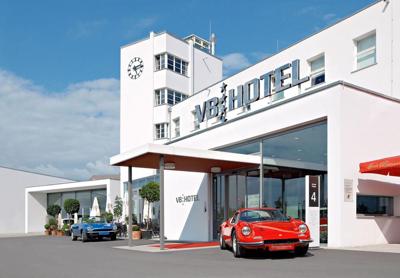 Khám phá V8 Hotel: Ngủ trên giường Mercedes-Benz, BMW, xung quanh toàn đồ cho hội cuồng xe - Ảnh 16.