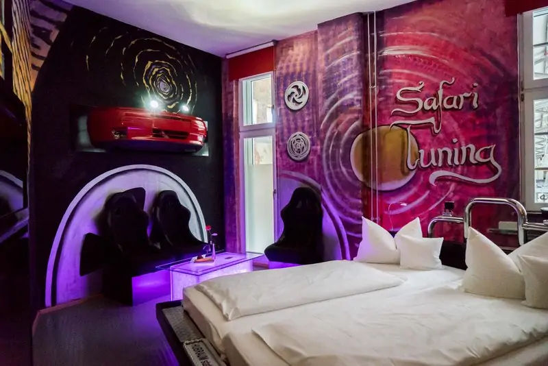 Khám phá V8 Hotel: Ngủ trên giường Mercedes-Benz, BMW, xung quanh toàn đồ cho hội cuồng xe - Ảnh 8.