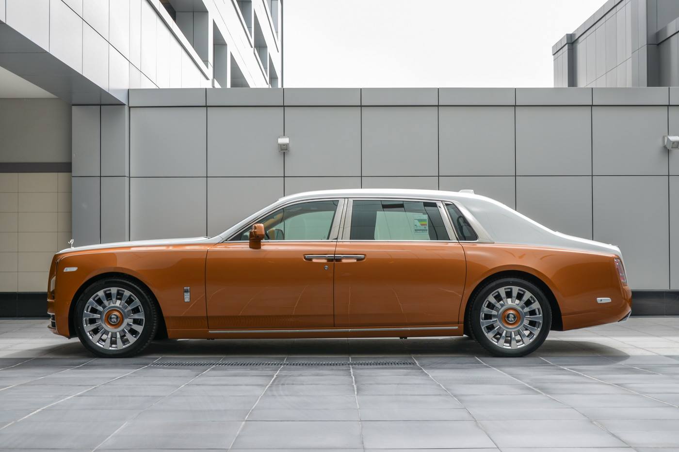 Rộ tin Rolls-Royce Phantom VIII với nội thất 2 ngăn siêu độc về tay đại gia Việt: Xe cho ông chủ thích sự riêng tư - Ảnh 7.