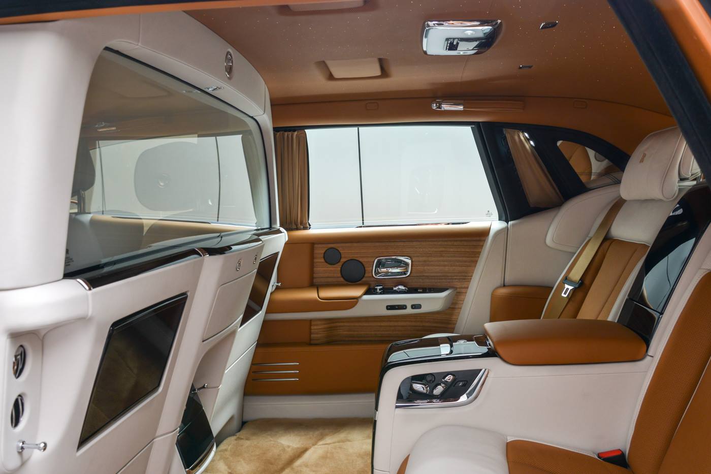 Rộ tin Rolls-Royce Phantom VIII với nội thất 2 ngăn siêu độc về tay đại gia Việt: Xe cho ông chủ thích sự riêng tư - Ảnh 1.