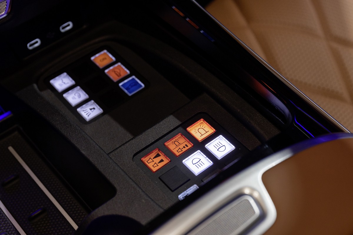 Ra mắt Mercedes S 680 Guard: B&ecirc;n ngo&agrave;i chống đạn, b&ecirc;n trong đẳng cấp Maybach, c&oacute; nhiều n&uacute;t bấm lạ d&ugrave;ng khẩn cấp - Ảnh 5.