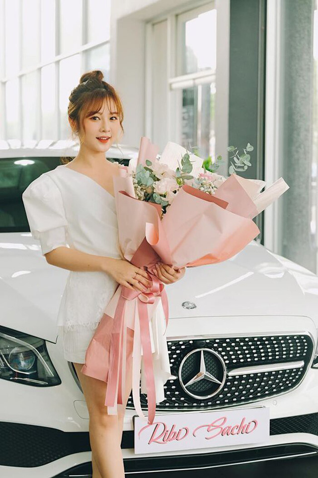 Nhóm hài giàu nhất Việt Nam: Người sắm Mercedes C200 tiền tỷ, vung tay chi trăm triệu kỉ niệm 3 tháng yêu đương, người mua Mercedes E250 sang trọng - Ảnh 4.