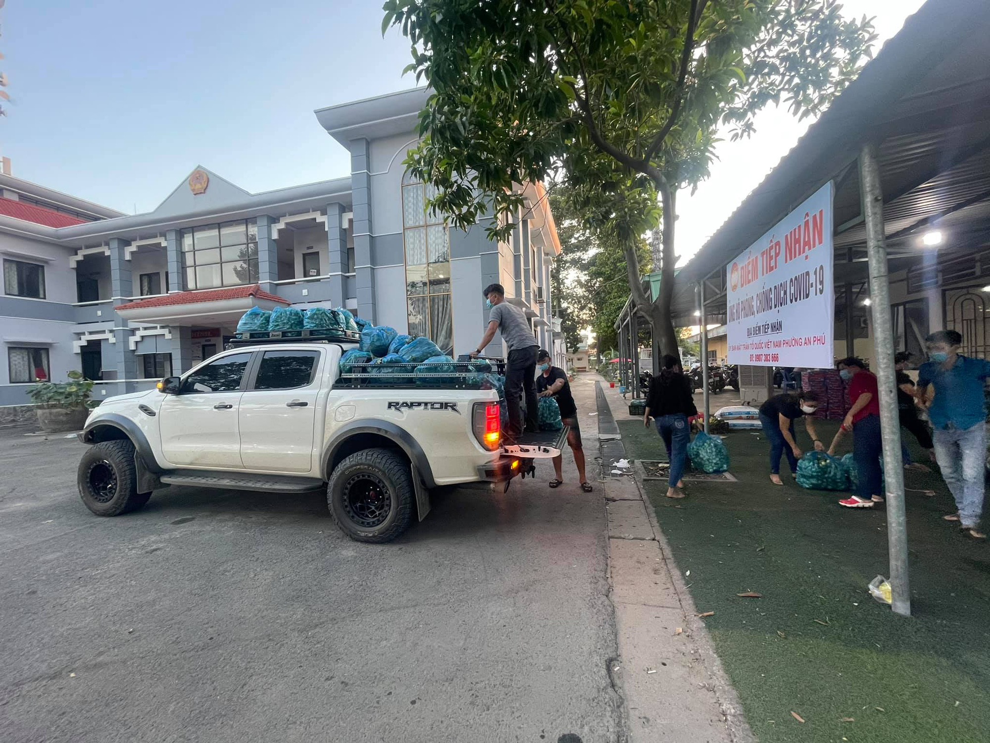 Dừng xe bất ngờ giữa ngã tư đường không rõ lý do, hành động ấm lòng của tài xế Ford Ranger khiến CĐM không ngừng tán dương - Ảnh 2.