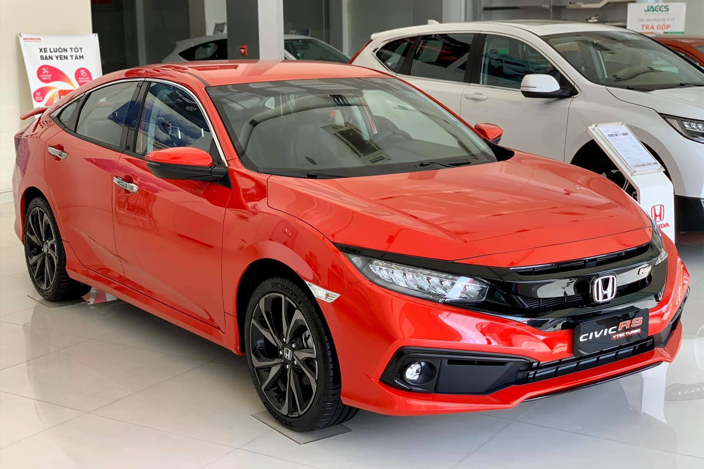 Honda Civic giảm giá sốc 150 triệu đồng tại đại lý, chạy đua với Toyota Corolla Altis trước khi đón mẫu mới về Việt Nam - Ảnh 1.