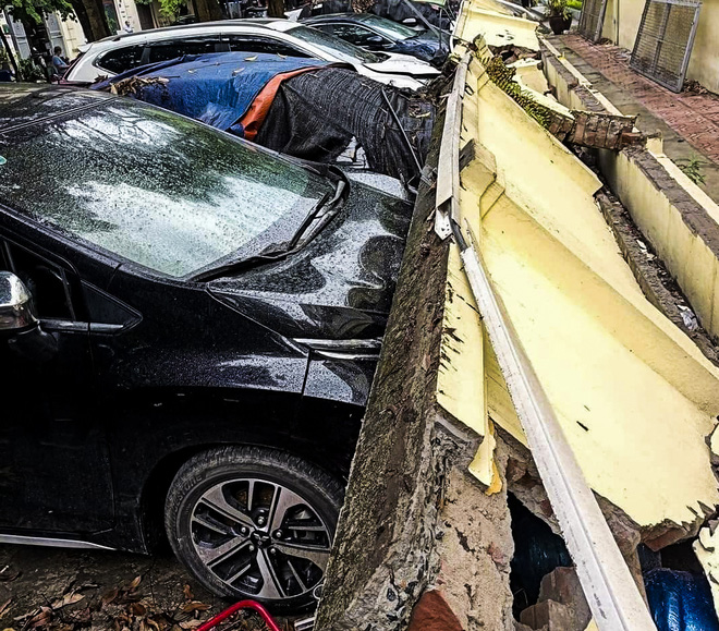 Hiện trường bức tường đổ sập đè trúng 12 ô tô ở Hà Nội - Ảnh 1.