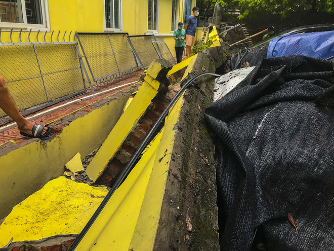 Hiện trường bức tường đổ sập đè trúng 12 ô tô ở Hà Nội - Ảnh 13.