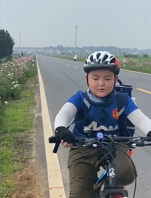 Bố bắt con trai 8 tuổi đạp xe 150 cây số trong 3 ngày để về nhà ngoại, nhìn hành trình của hai bố con mà ai cũng nể - Ảnh 1.
