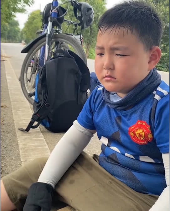 Bố bắt con trai 8 tuổi đạp xe 150 cây số trong 3 ngày để về nhà ngoại, nhìn hành trình của hai bố con mà ai cũng nể - Ảnh 4.