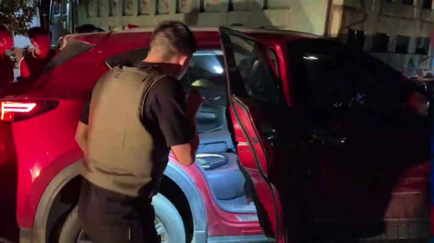 Video: Hàng chục cảnh sát chặn bắt chiếc ô tô chở ma túy và vũ khí nóng như phim hành động - Ảnh 3.