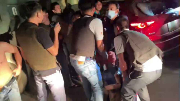 Video: Hàng chục cảnh sát chặn bắt chiếc ô tô chở ma túy và vũ khí nóng như phim hành động - Ảnh 4.