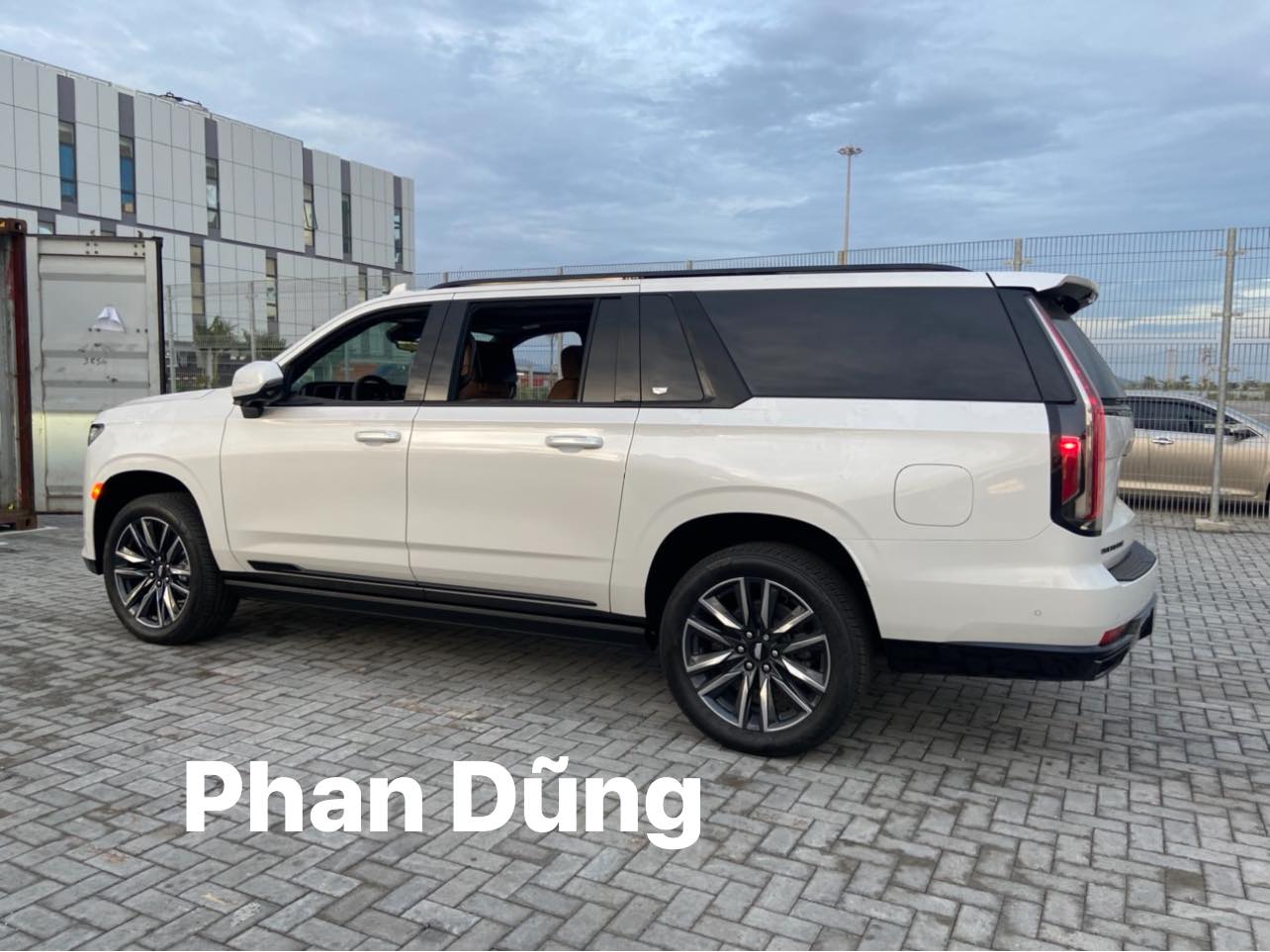 Đại gia Việt bí ẩn mạnh tay tậu Cadillac Escalade ESV Sport đầu tiên tại Việt Nam, giá không dưới 12 tỷ đồng - Ảnh 3.